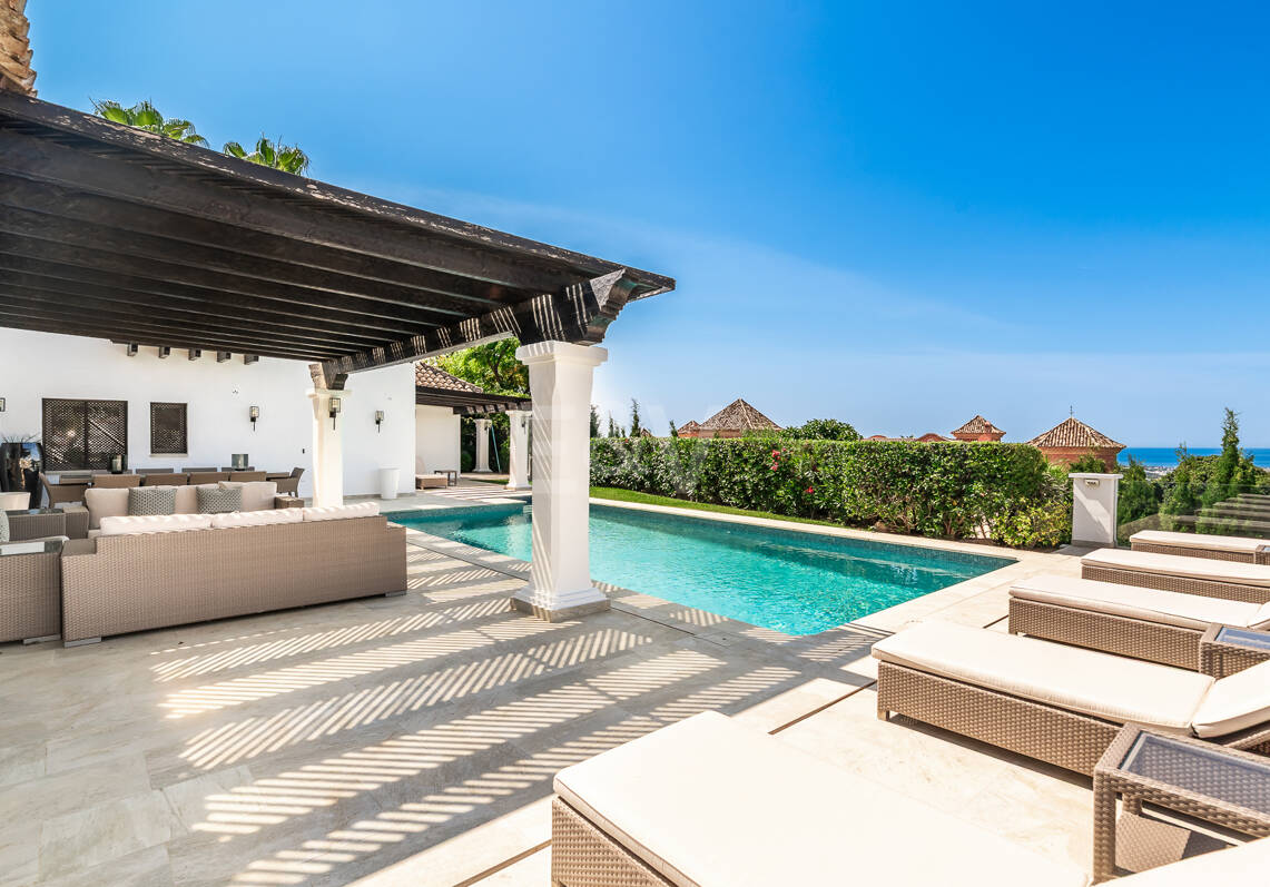 Elegant Andalusian Villa with Panoramic Golf Views and Tranquil Privacy in La Quinta