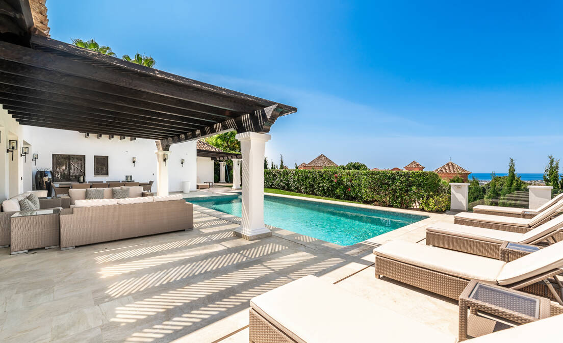Elegante villa de estilo andaluz con vistas panorámicas al golf y total privacidad
