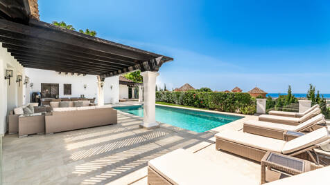 Elegant Andalusian Villa with Panoramic Golf Views and Tranquil Privacy