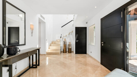 Elegant Andalusian Villa with Panoramic Views and Tranquil Privacy