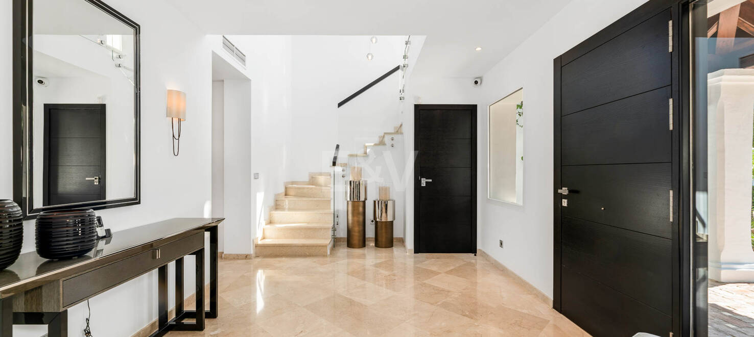Elegant andalusisk villa med panoramautsikt och lugn integritet