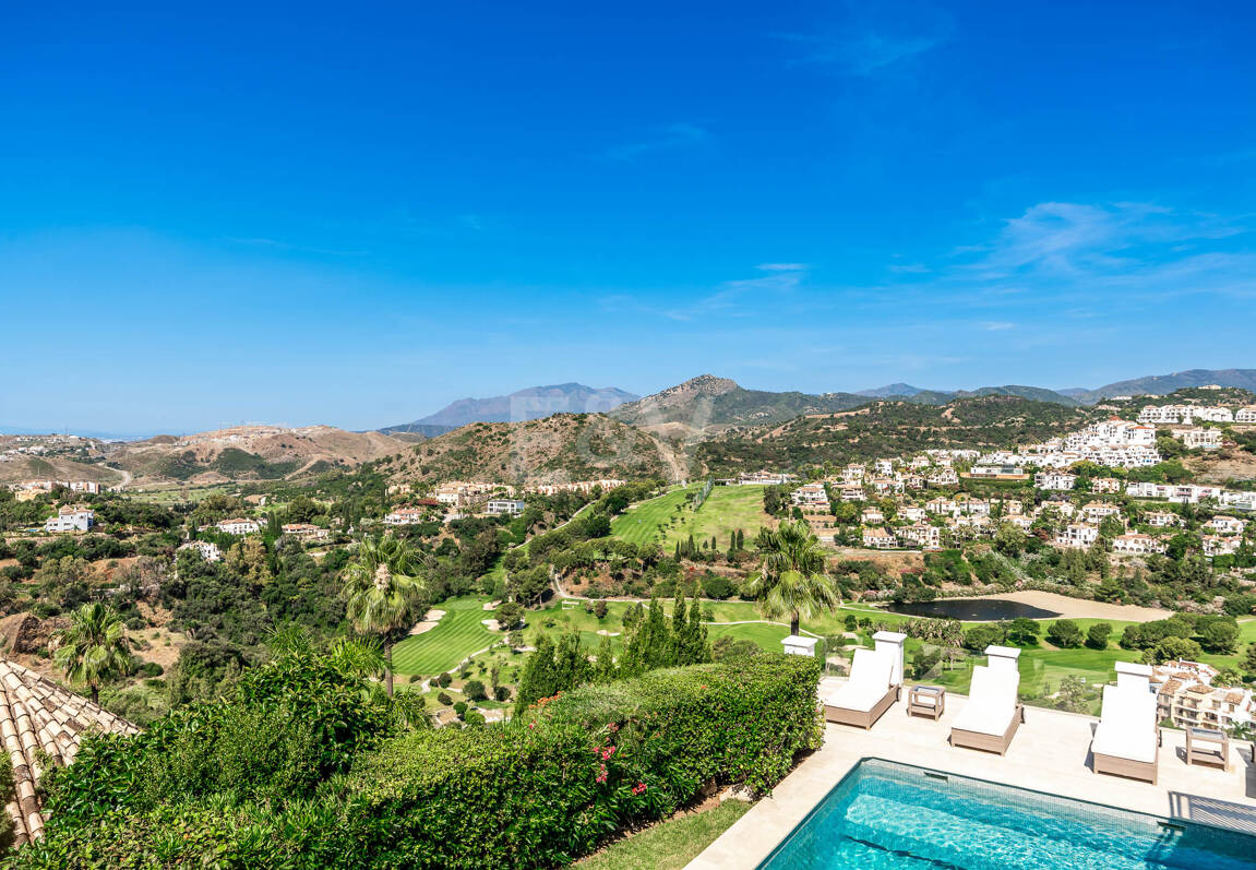 Elegancka willa Andaluzjańska z panoramicznymi widokami i spokojną prywatnością