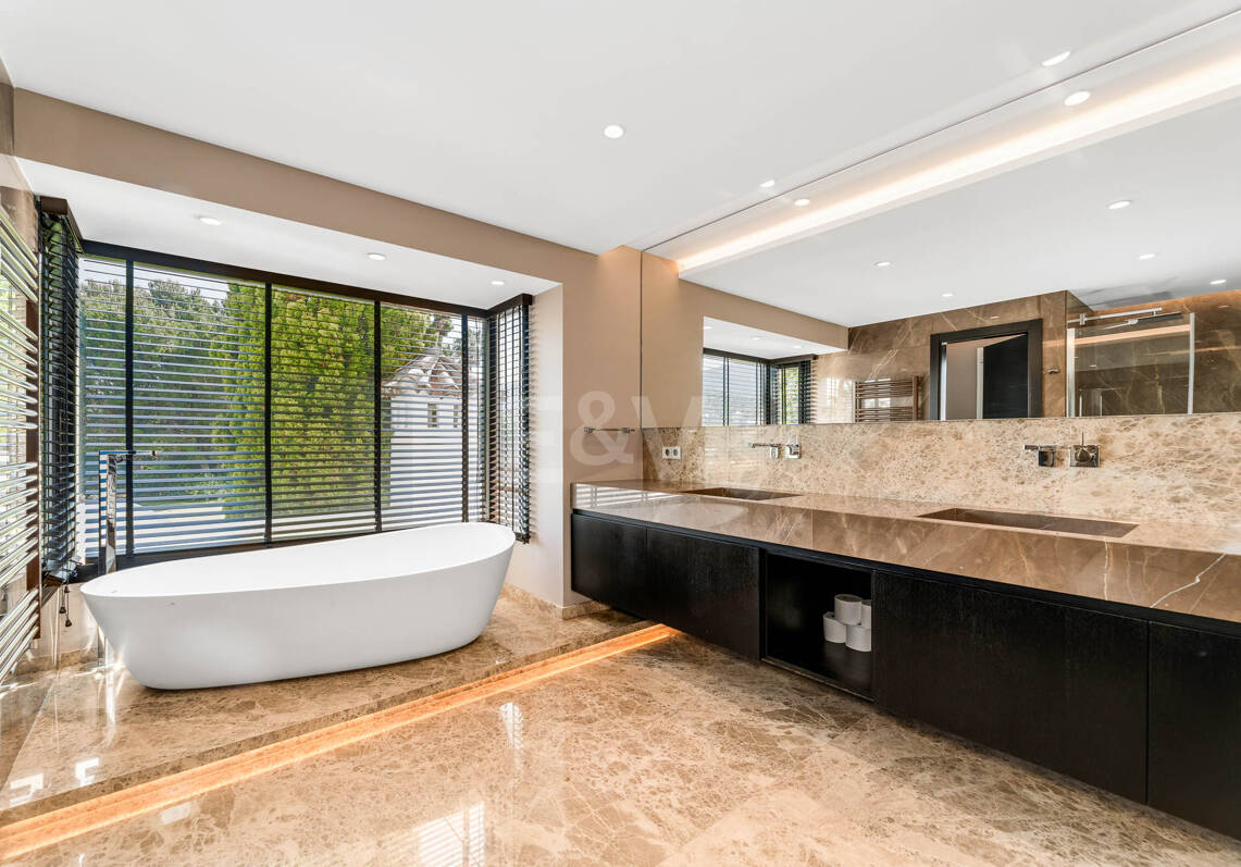 Elegant Andalusian Villa with Panoramic Golf Views and Tranquil Privacy in La Quinta