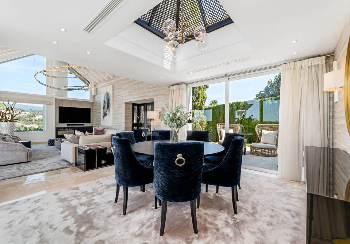 Elegant Andalusian Villa with Panoramic Golf Views and Tranquil Privacy in La Quinta