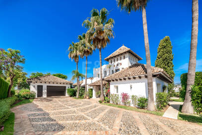 Elegant Andalusian Villa with Panoramic Golf Views and Tranquil Privacy in La Quinta
