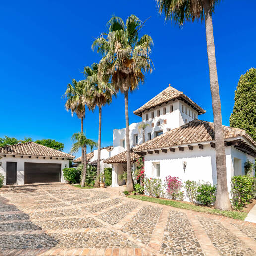 Elegant Andalusian Villa with Panoramic Golf Views and Tranquil Privacy in La Quinta