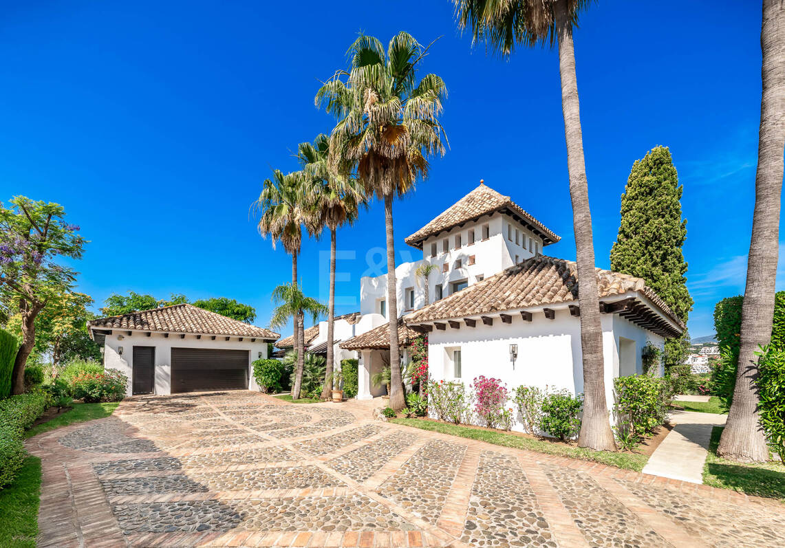 Elegant Andalusian Villa with Panoramic Golf Views and Tranquil Privacy in La Quinta