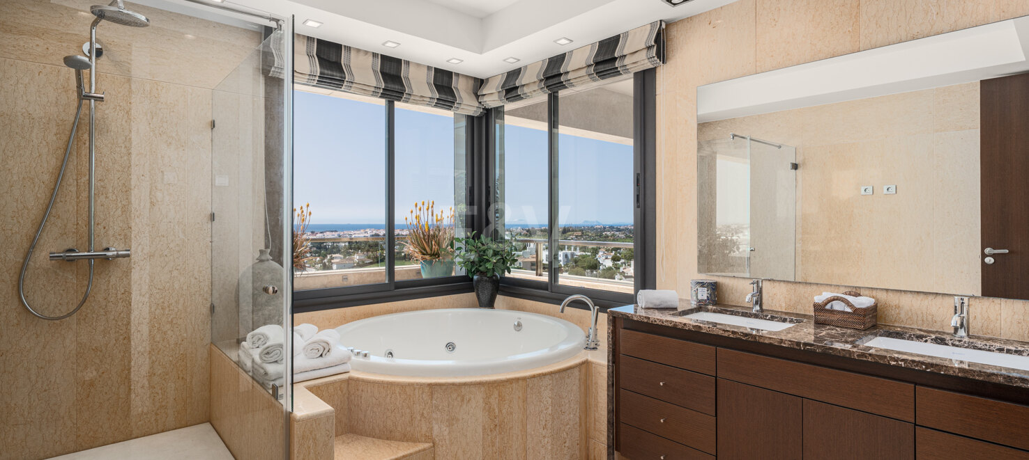 Lyx Duplex Penthouse i Nueva Andalucia med privat pool och panorama Utsikt