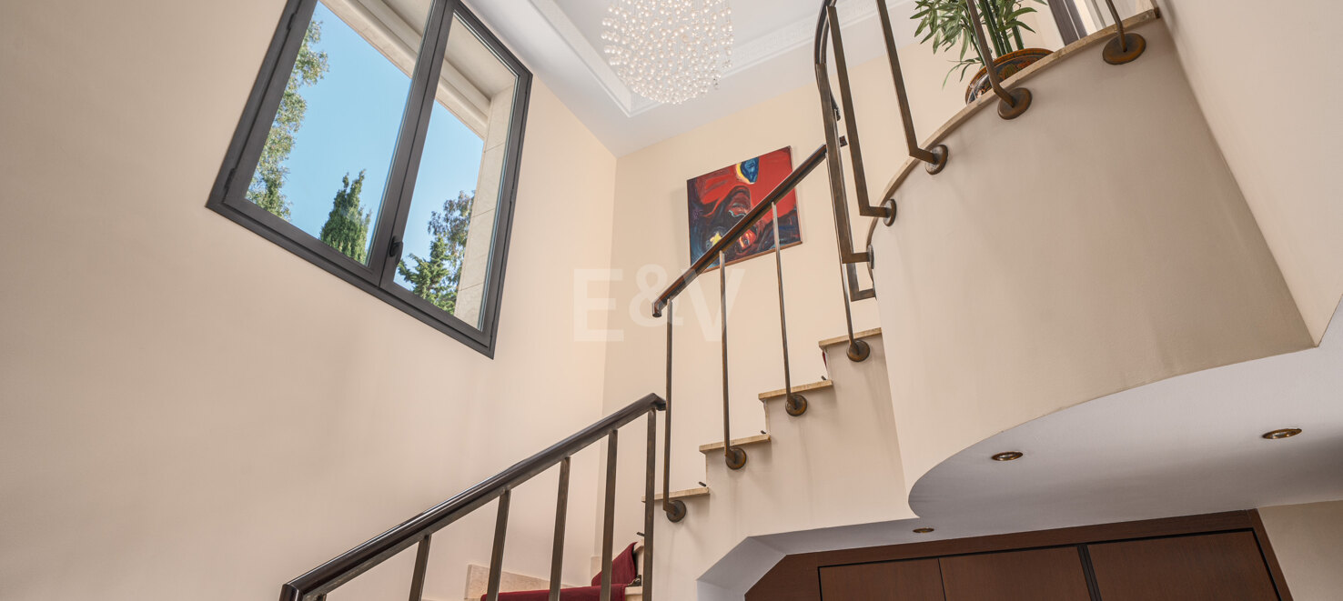Lyx Duplex Penthouse i Nueva Andalucia med privat pool och panorama Utsikt