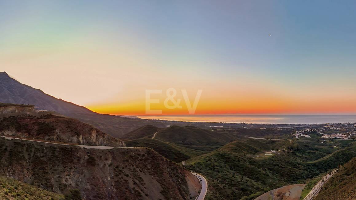 Panoramische Penthouse-Wohnung mit privatem Pool und Meerblick