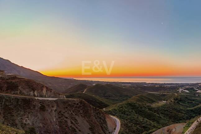 Panoramische Penthouse-Wohnung mit privatem Pool und Meerblick