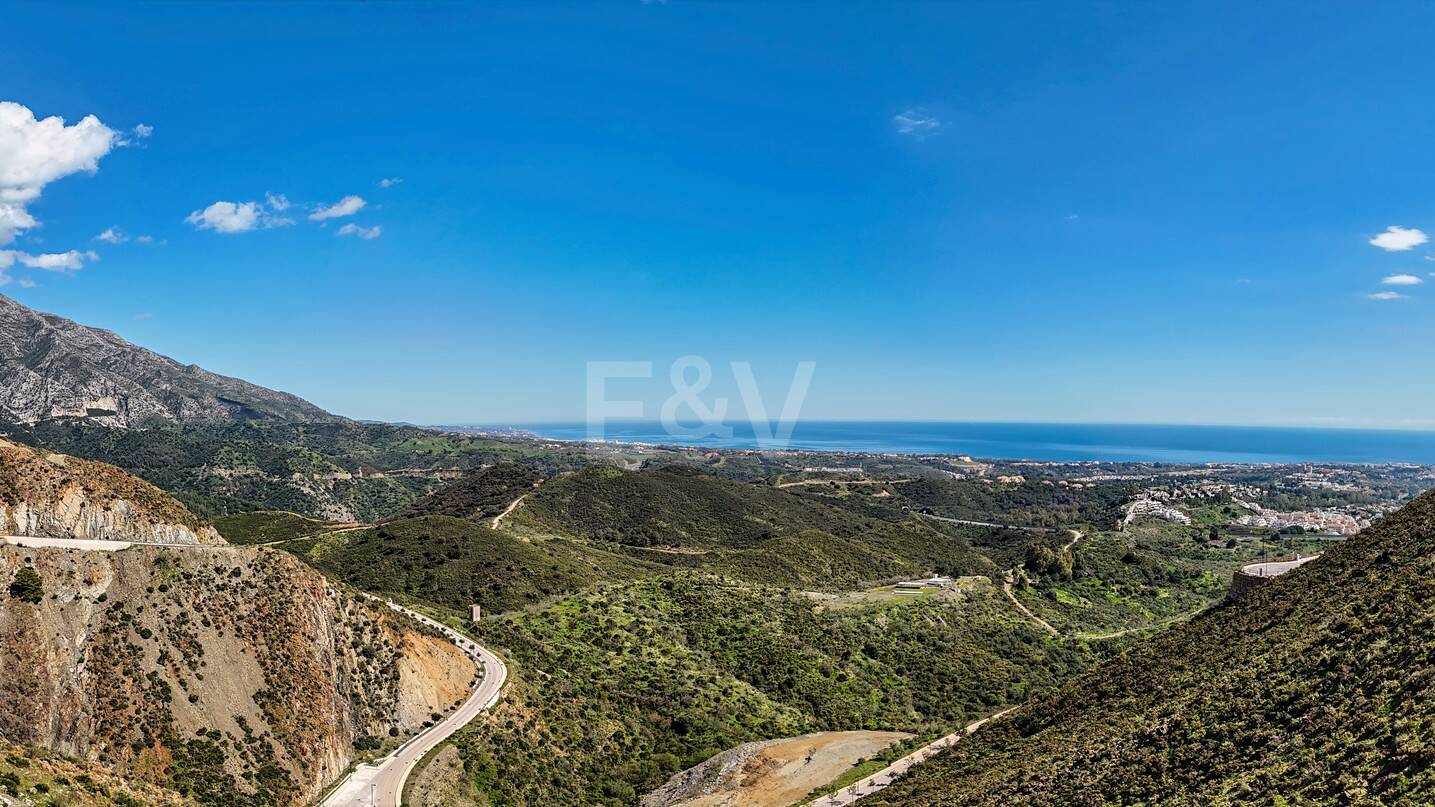 Panoramische Penthouse-Wohnung mit privatem Pool und Meerblick
