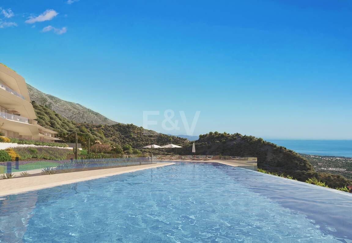 Panoramische Penthouse-Wohnung mit privatem Pool und Meerblick