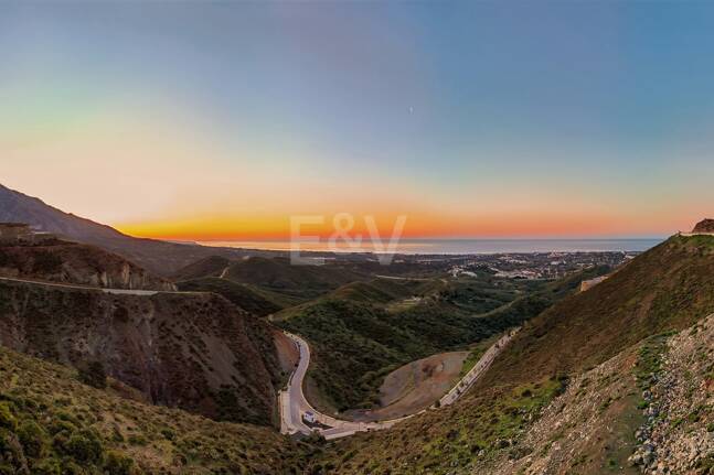Panoramische Penthouse-Wohnung mit privatem Pool und Meerblick