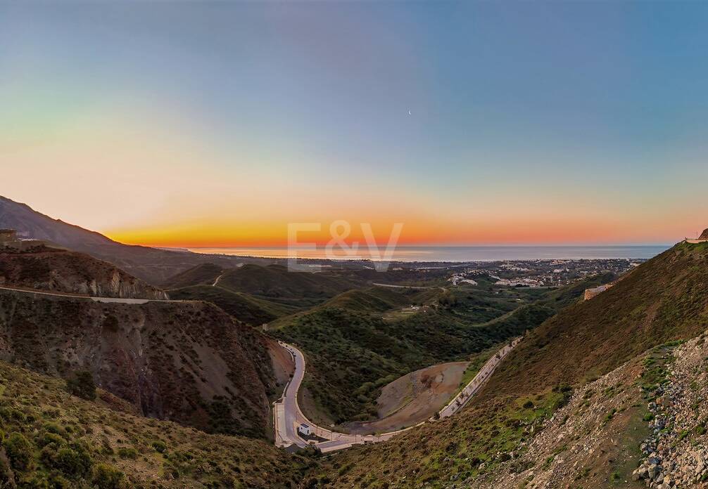 Panoramische Penthouse-Wohnung mit privatem Pool und Meerblick