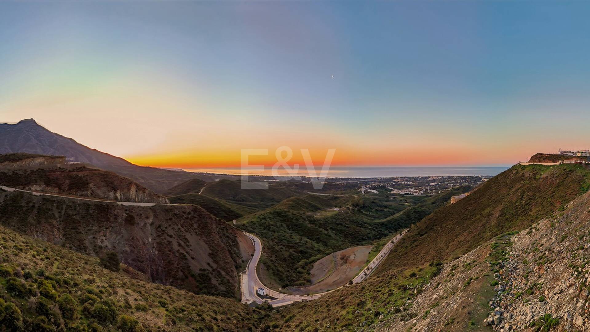 Panoramiczny penthouse z prywatnym basenem i widokiem na morze