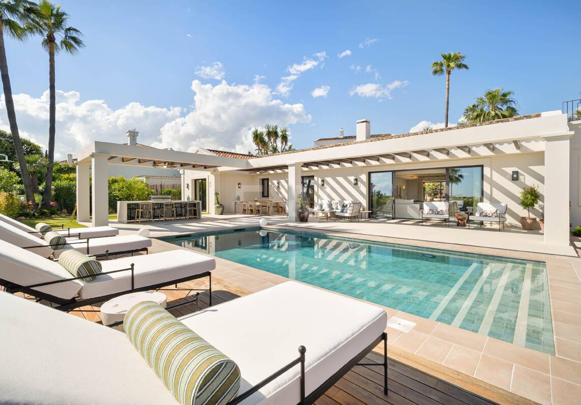 Exceptional One-Level Villa in a gated community in Nueva Andalucía