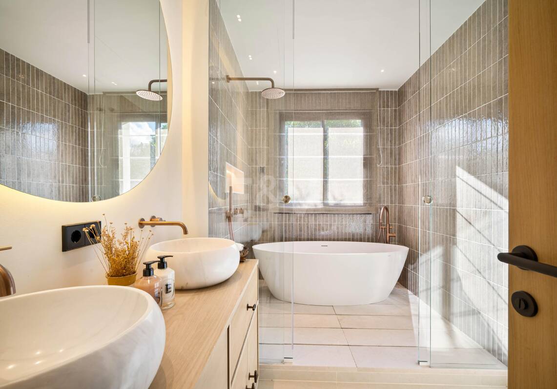 Exceptional One-Level Villa in a gated community in Nueva Andalucía