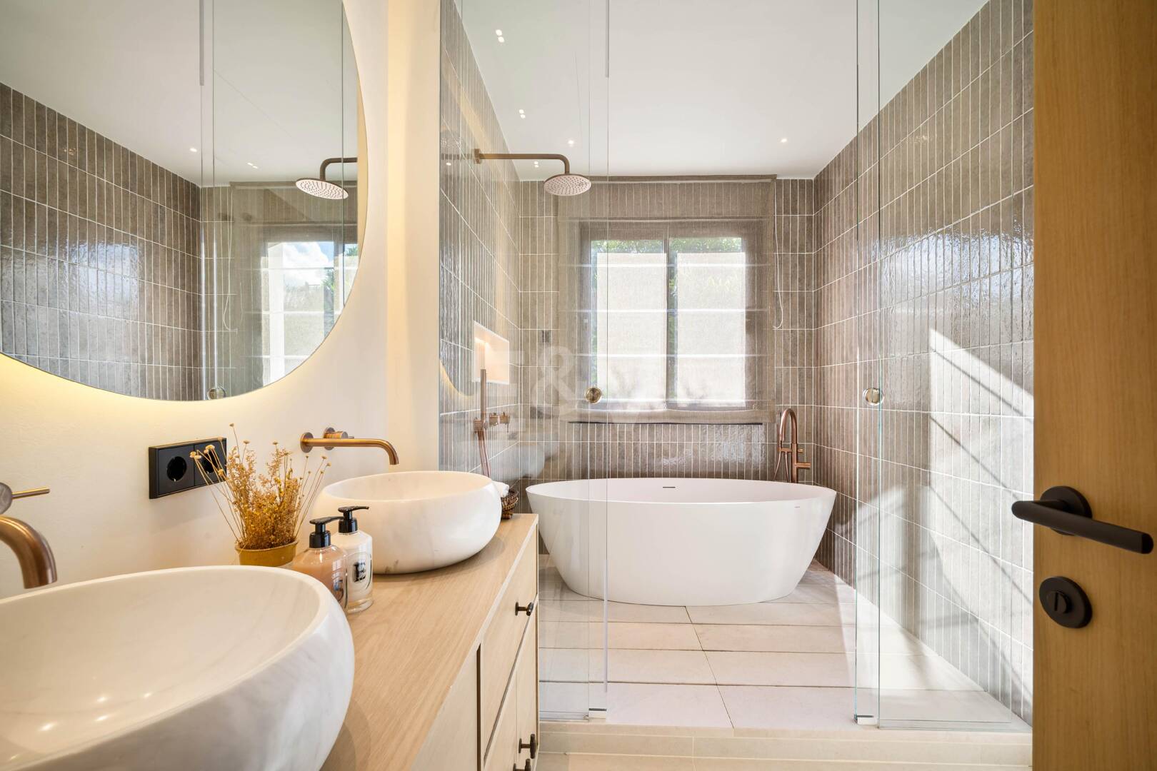 Außergewöhnliche einstöckige Villa in gesicherter Wohnanlage