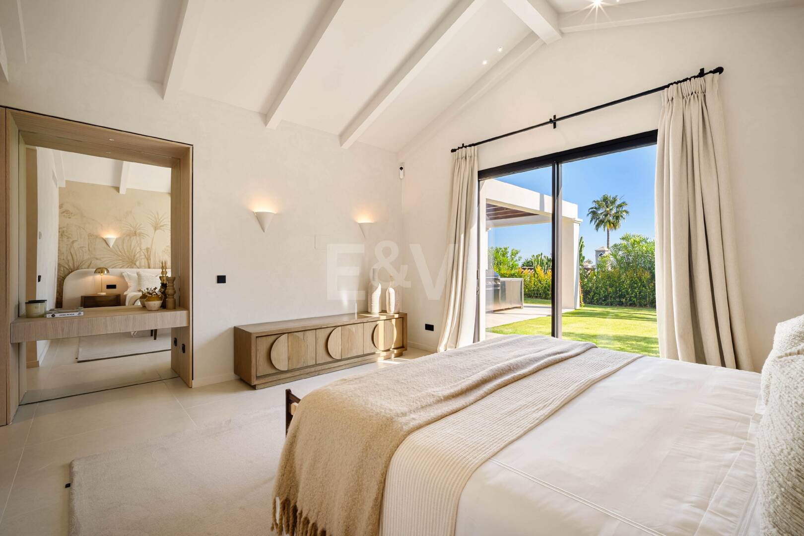 Außergewöhnliche einstöckige Villa in gesicherter Wohnanlage