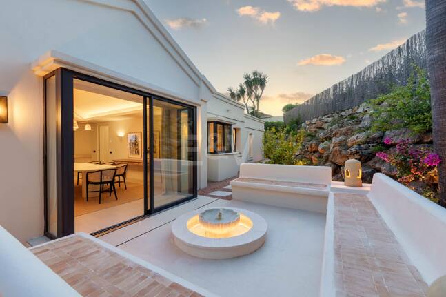 Außergewöhnliche einstöckige Villa in gesicherter Wohnanlage