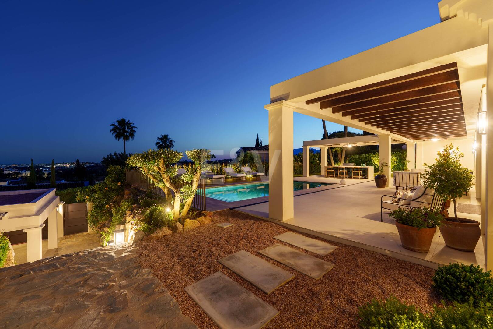 Außergewöhnliche einstöckige Villa in gesicherter Wohnanlage