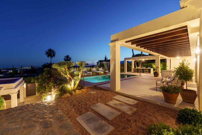 Außergewöhnliche einstöckige Villa in gesicherter Wohnanlage