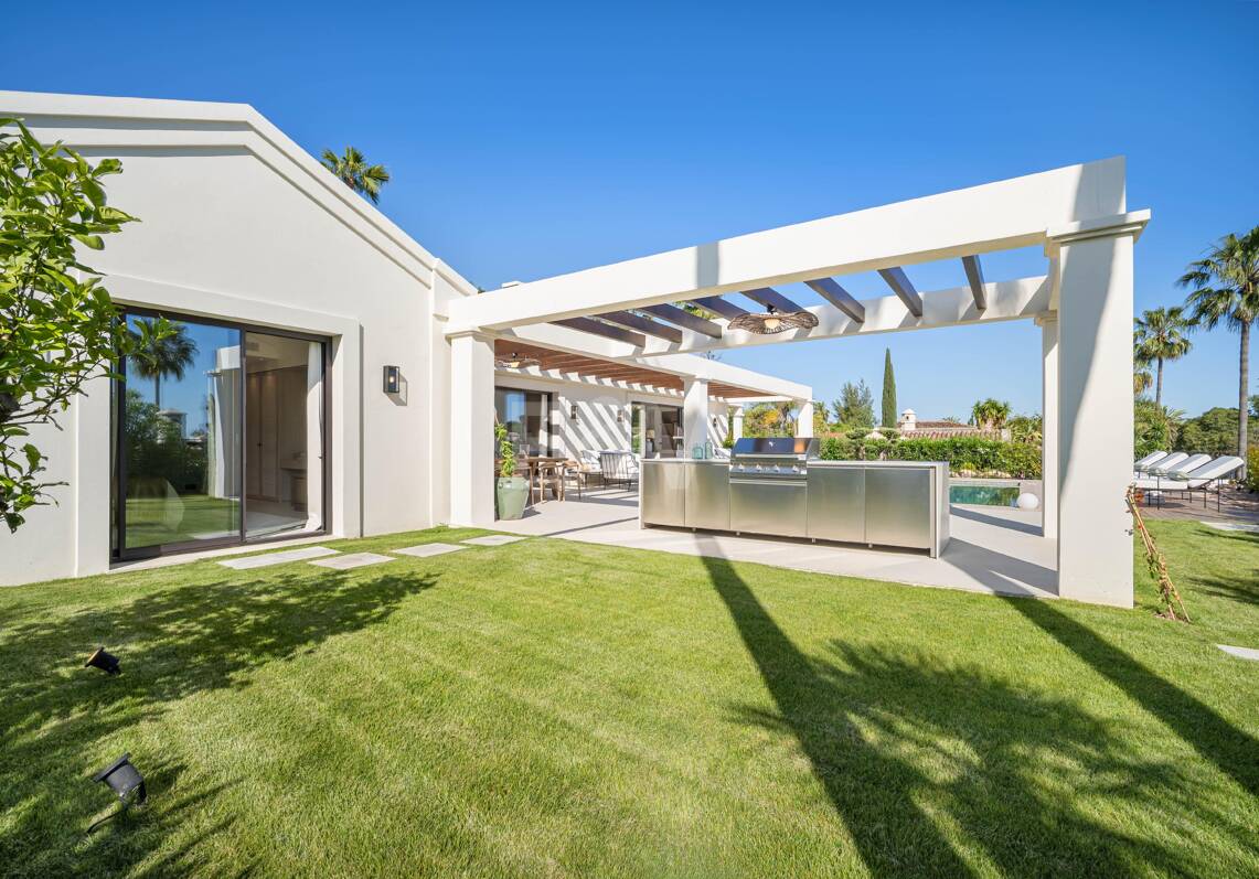 Exceptional One-Level Villa in a gated community in Nueva Andalucía