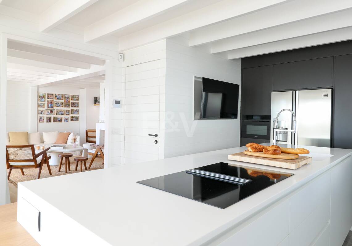 One Level Villa with Nordic Charm and Mediterranean Views