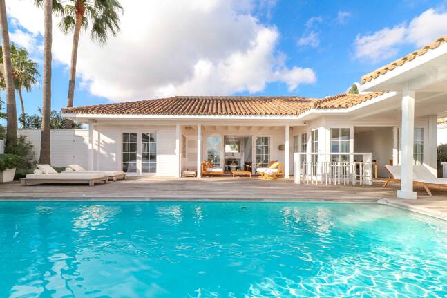 Villa with Nordic Charm and Mediterranean Views
