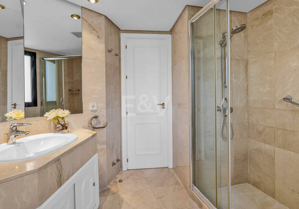 Maisonettewohnung in Lomas de Marbella Club mit großer Terrasse