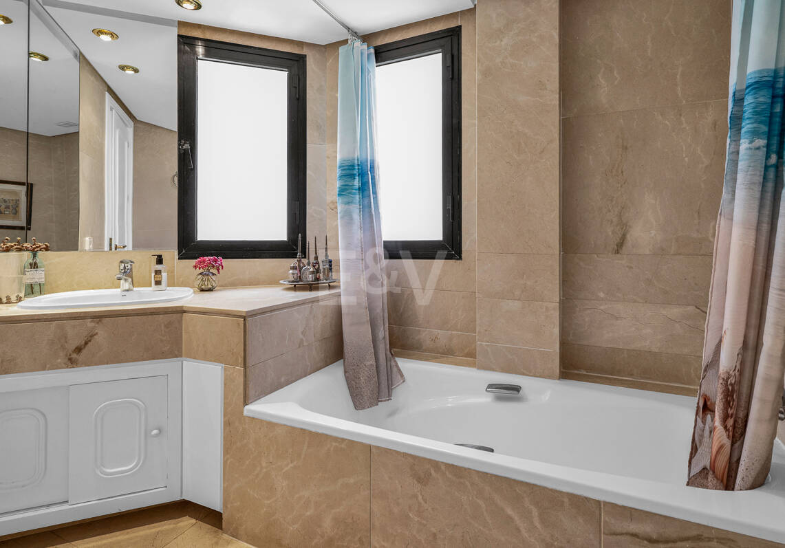 Maisonettewohnung in Lomas de Marbella Club mit großer Terrasse