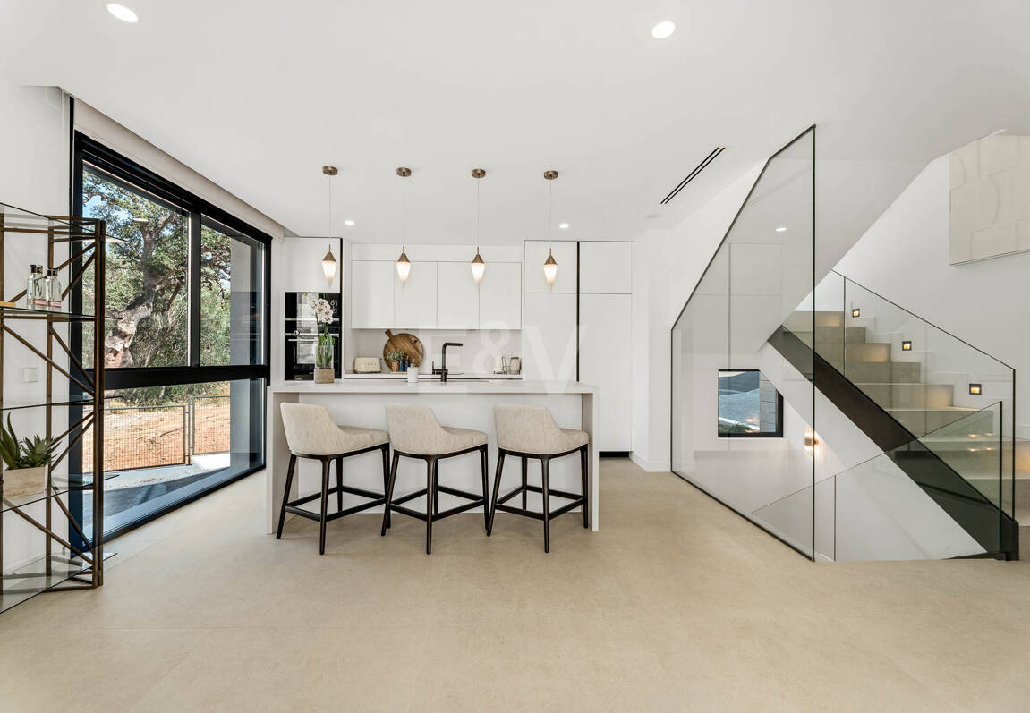 Contemporary Villa in La Vera – Exclusive Gated Community Walking Distance to Amenities