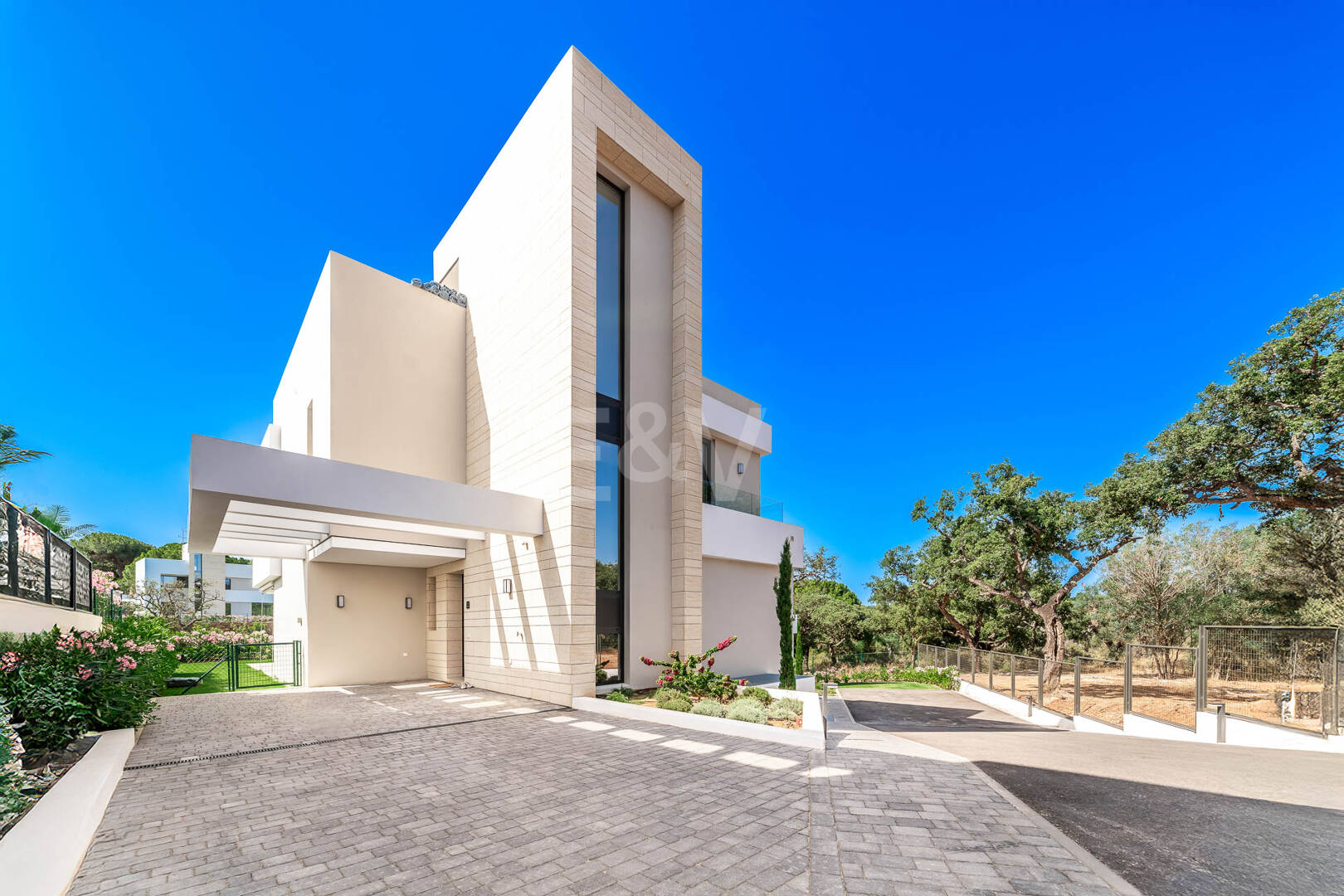 Villa contemporánea en La Vera – Comunidad cerrada exclusiva a poca distancia de servicios