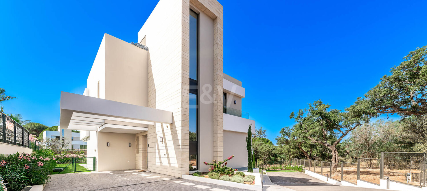Villa contemporánea en La Vera – Comunidad cerrada exclusiva a poca distancia de servicios