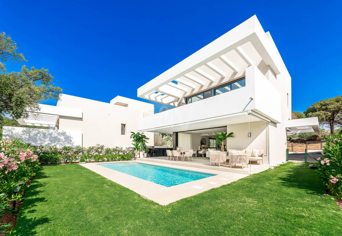Contemporary Villa in La Vera – Exclusive Gated Community Walking Distance to Amenities