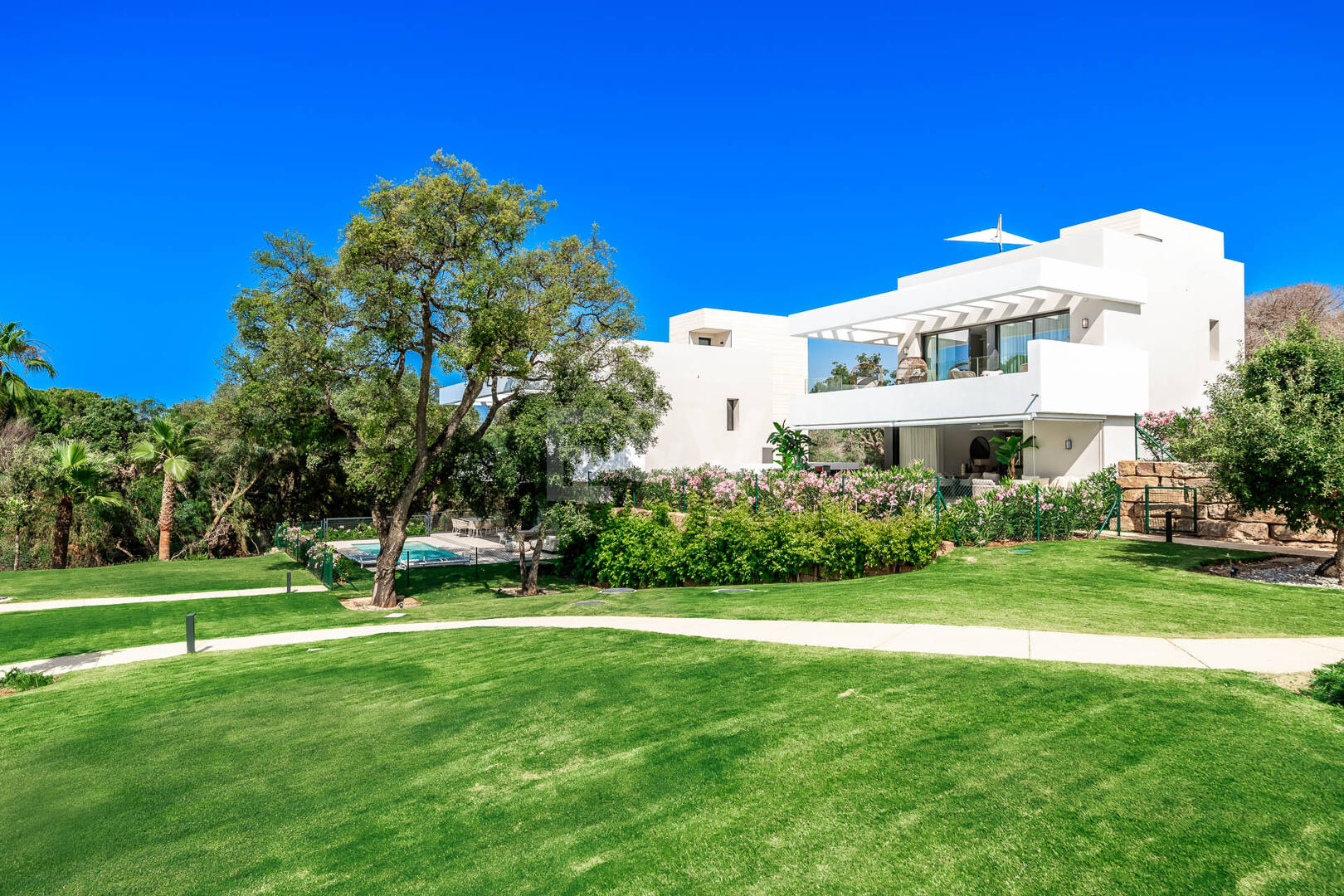 Villa contemporánea en La Vera – Comunidad cerrada exclusiva a poca distancia de servicios