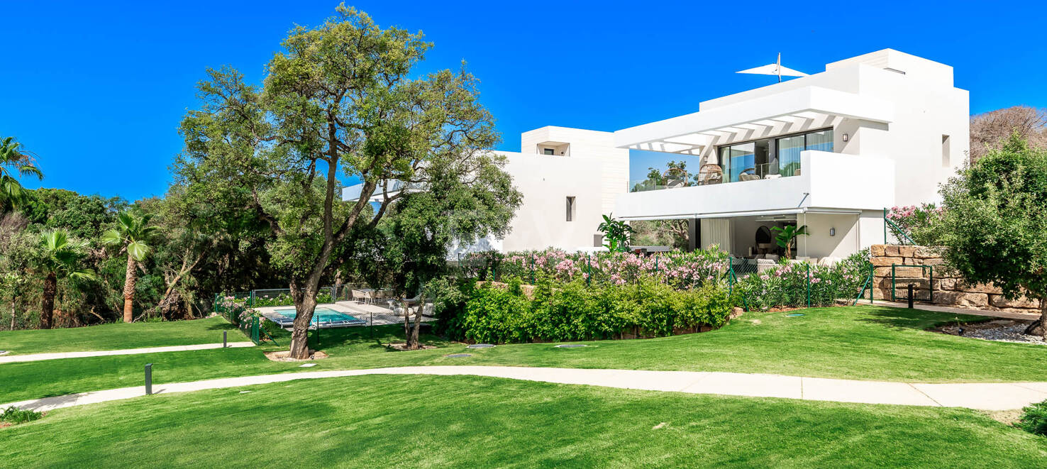 Contemporary Villa in La Vera – Exclusive Gated Community Walking Distance to Amenities