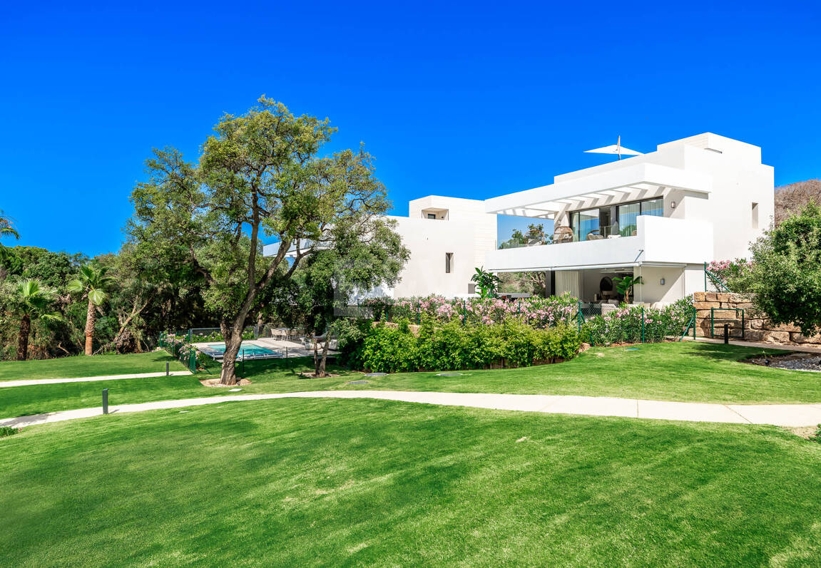 Contemporary Villa in La Vera – Exclusive Gated Community Walking Distance to Amenities