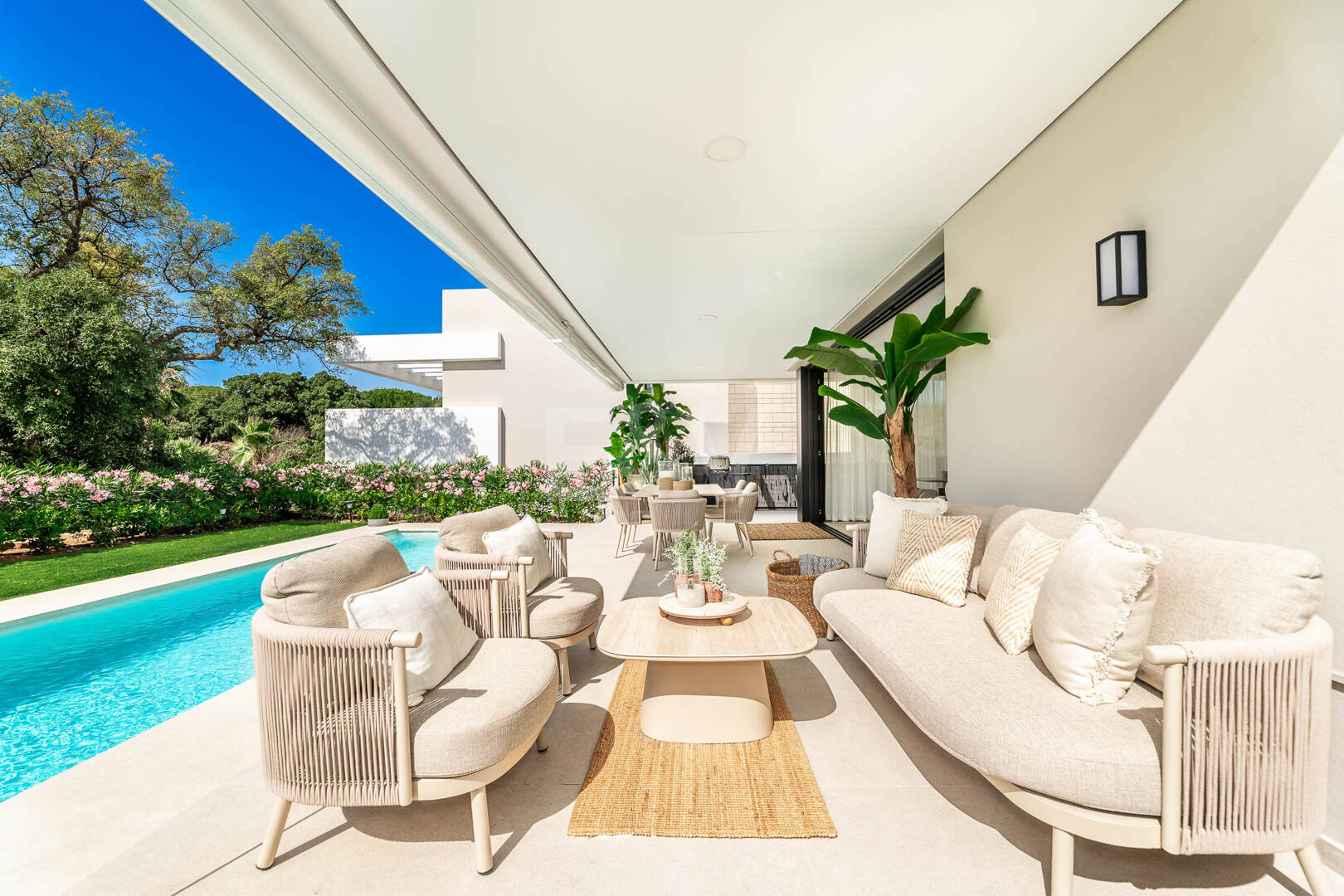 Villa contemporánea en La Vera – Comunidad cerrada exclusiva a poca distancia de servicios