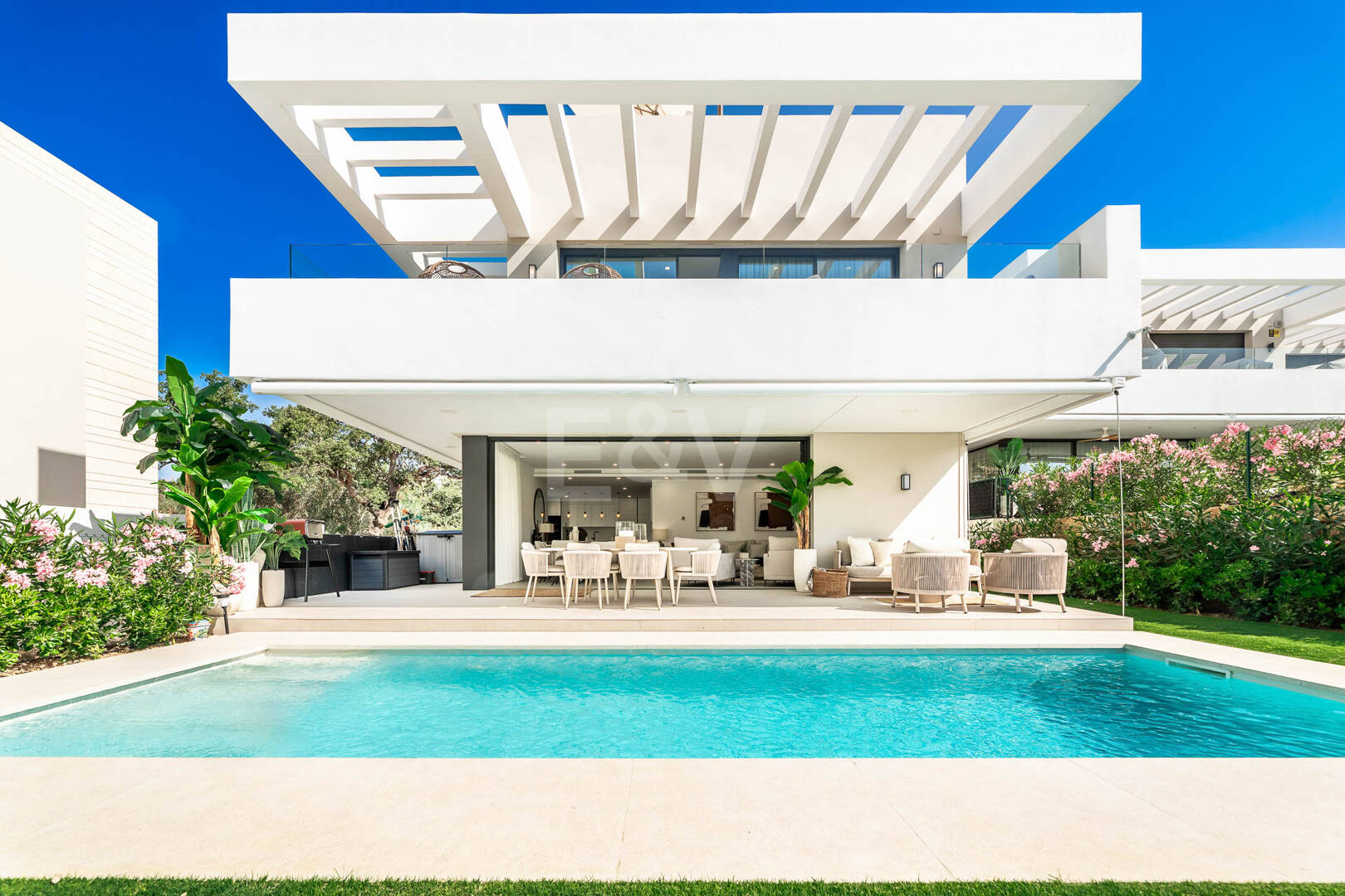 Villa contemporánea en La Vera – Comunidad cerrada exclusiva a poca distancia de servicios