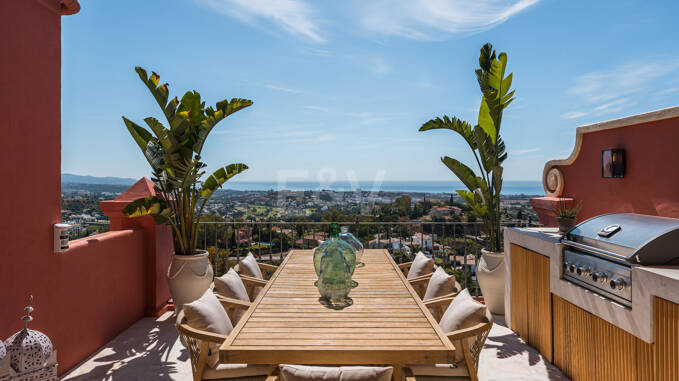 Sophisticated Penthouse with Panoramic Views