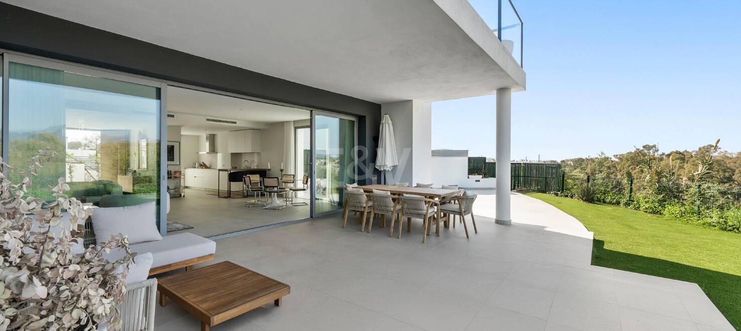Semi-Detached Villa with Mountain Views by the Golf