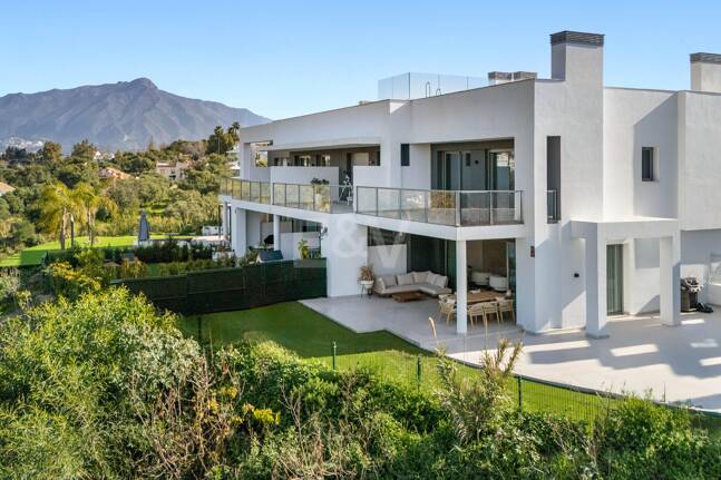 Chalet pareado con vistas a la montaña junto al golf