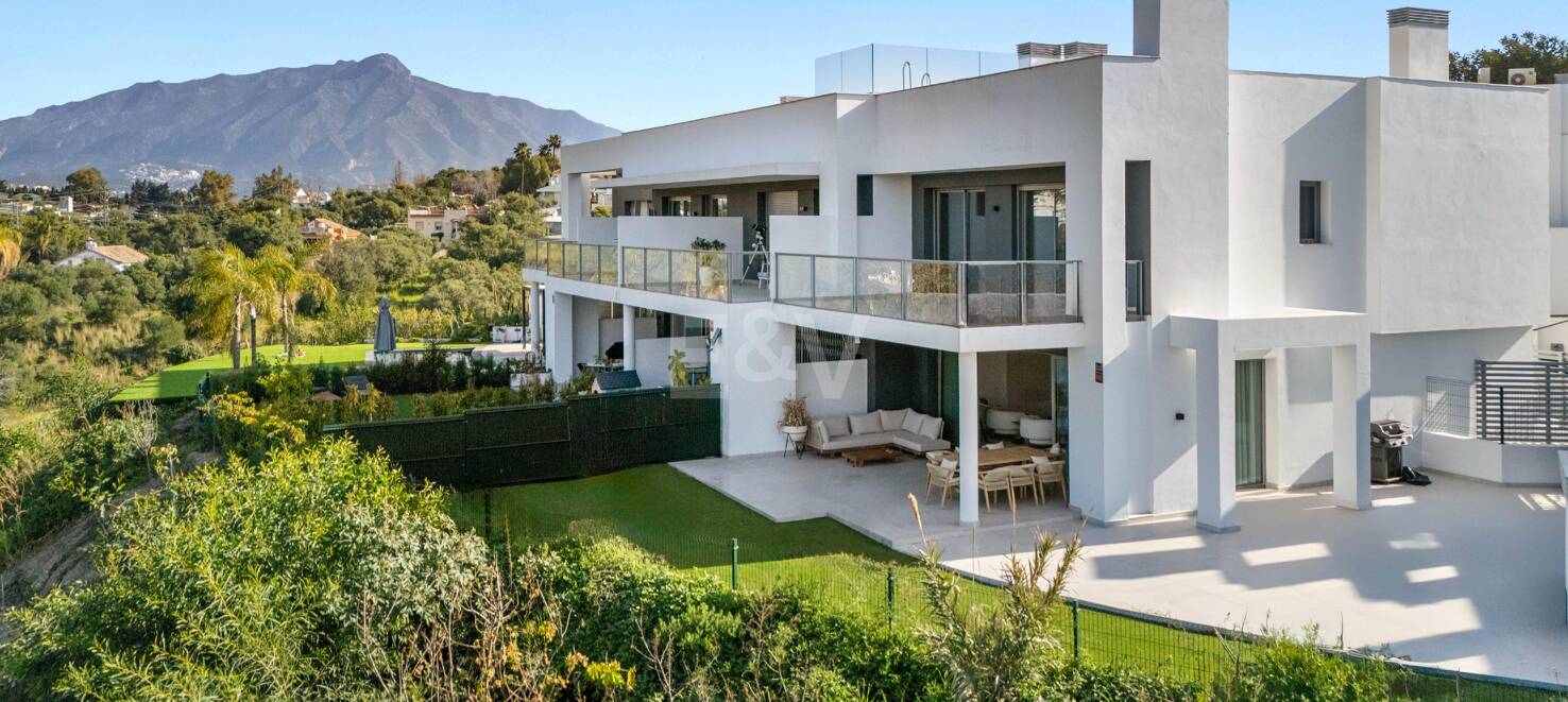 Semi-Detached Villa with Mountain Views by the Golf