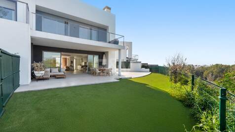 Semi-Detached Villa med Mountain Views av Guadalmina Golf