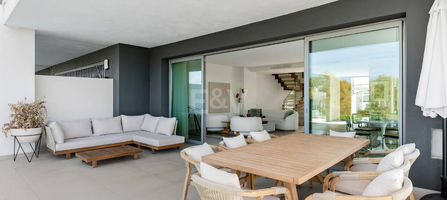 Semi-Detached Villa with Mountain Views by the Golf