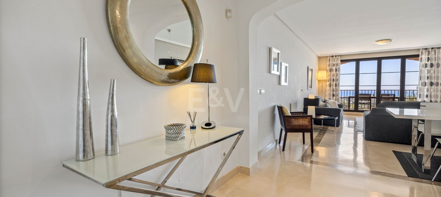 Lovely Apartment with Beautiful Sea Views and Golf Community Access