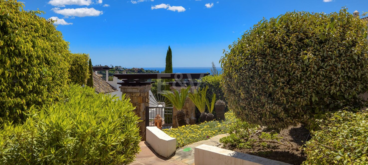 Lovely Apartment with Beautiful Sea Views and Golf Community Access