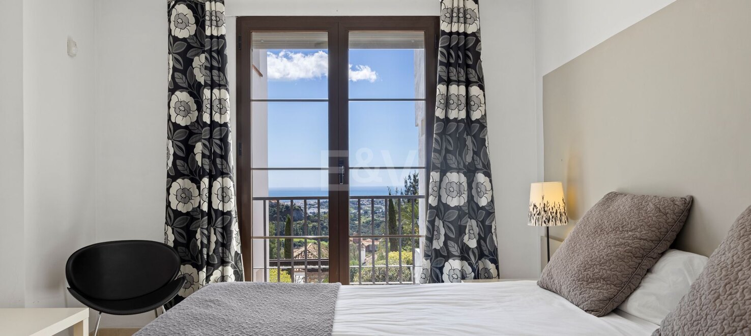 Lovely Apartment with Beautiful Sea Views and Golf Community Access